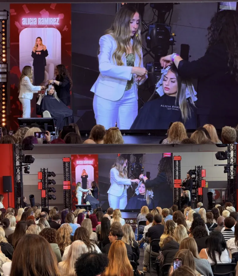 Gran escenario con pantallas y público